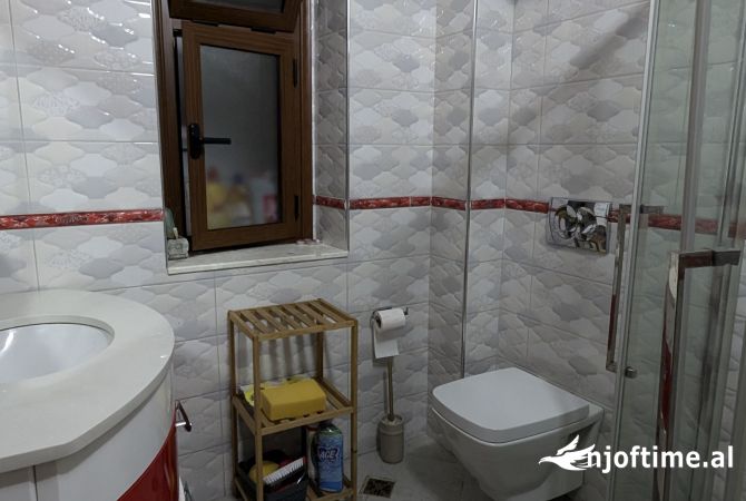 Shtepi ne shitje Apartament ne Tirane, 1+1, Mobilimi E mobiluar, Pagesa 150,000  Euro.