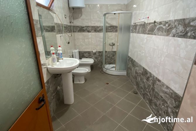 Shtepi me qera Shtepi Private ne Tirane, 2+1, Mobilimi E mobiluar, Pagesa 300  Euro.