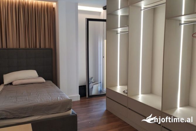 Shtepi ne shitje Apartament ne Tirane, 2+1, Mobilimi E mobiluar, Pagesa 180,000  Euro.