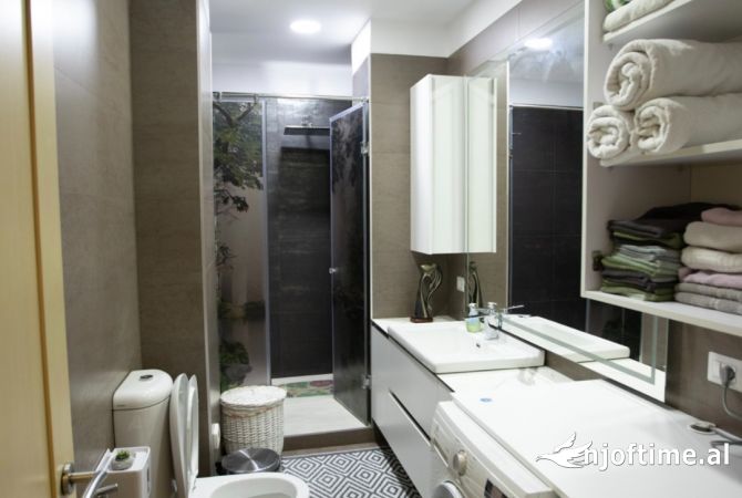 Shtepi ne shitje Apartament ne Tirane, 3+1, Mobilimi E mobiluar, Pagesa 280,000  Euro.