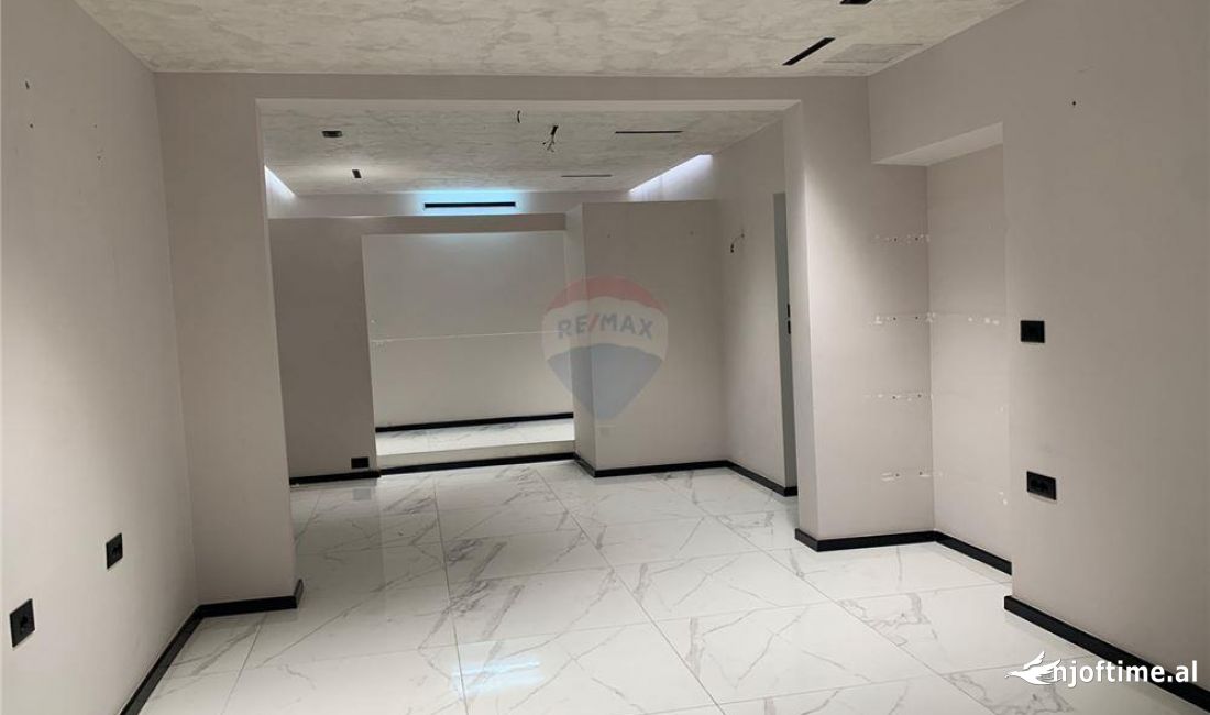 Ambient biznesi me qira, Komune  Parisit