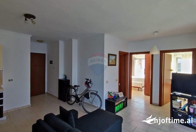 Shtepi ne shitje Apartament ne Tirane, 2+1, Mobilimi Pjeserisht e mobiluar, Pagesa 1,660,000  Euro.