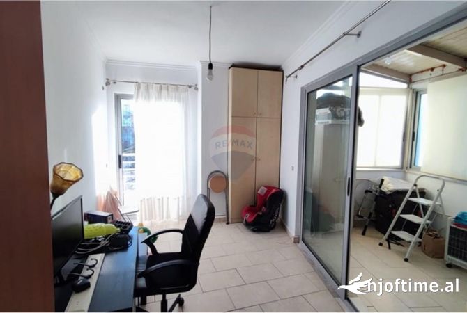 Shtepi ne shitje Apartament ne Tirane, 2+1, Mobilimi Pjeserisht e mobiluar, Pagesa 1,660,000  Euro.