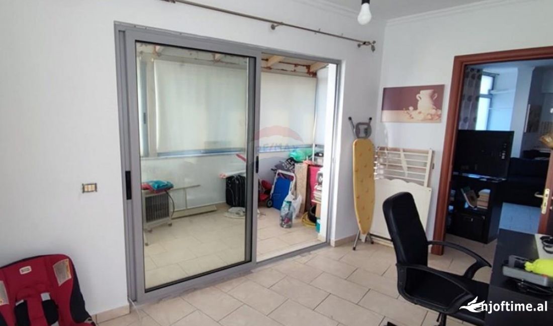 Shtepi ne shitje Apartament ne Tirane, 2+1, Mobilimi Pjeserisht e mobiluar, Pagesa 1,660,000  Euro.