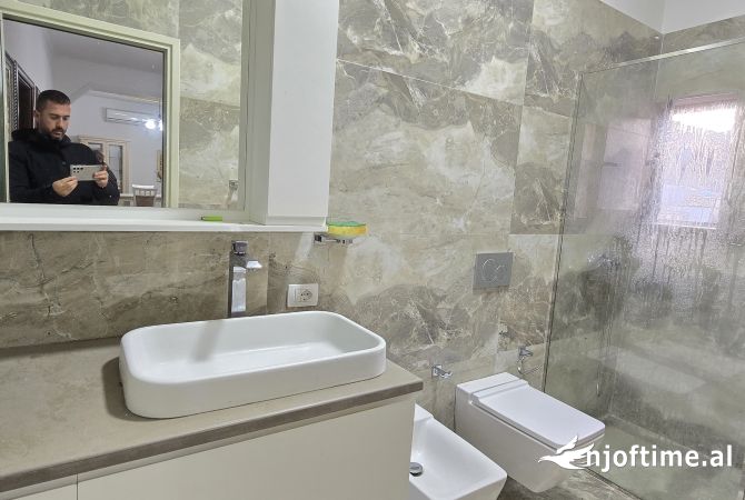 Shtepi me qera Apartament ne Tirane, 2+1, Mobilimi E mobiluar, Pagesa 65,000  Leke.