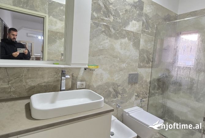 Shtepi me qera Apartament ne Tirane, 2+1, Mobilimi E mobiluar, Pagesa 65,000  Leke.