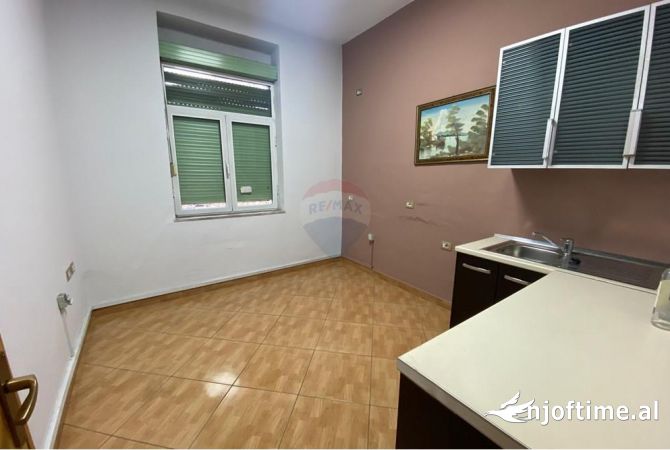 Ambient biznesi me qera 3+1 ne Tirane - 600 Euro