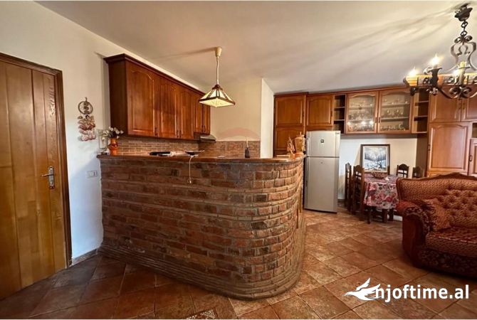 Jepet me qira apartament 2+1+2 tualete+ Verande te Pazari i Ri.