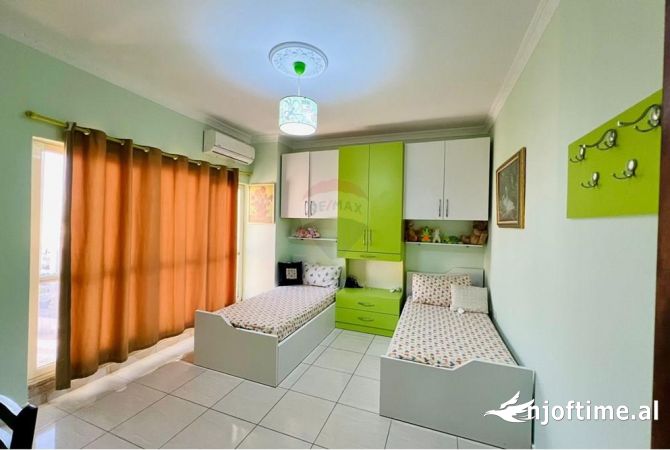 Shtepi ne shitje Apartament ne Tirane, 3+1, Mobilimi E mobiluar, Pagesa 280,000  Euro.