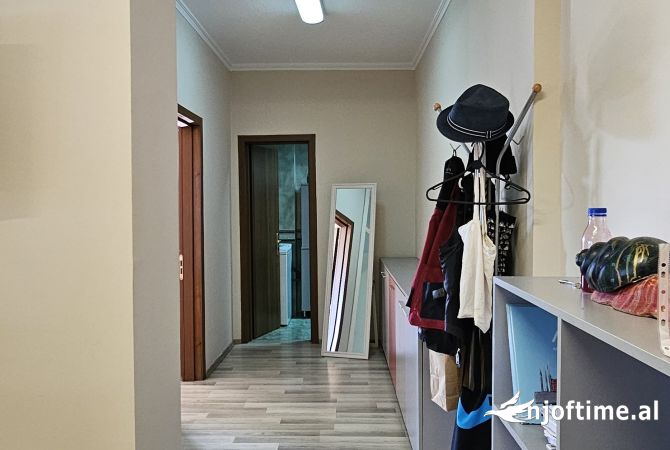 Ambient biznesi me qera 3+1 ne Tirane - 1,200 Euro