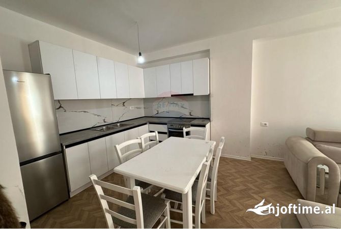 Shtepi me qera Apartament ne Tirane, 2+1, Mobilimi E mobiluar, Pagesa 650  Euro.