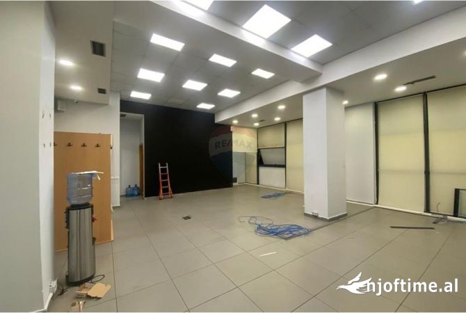 Ambient biznesi me qera 3+1 ne Tirane - 1,200,000 Leke