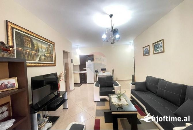 Ofrojme apartament 1+1 per shitje perballe Kristal Center.