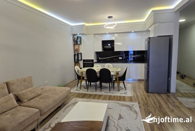 Shtepi ne shitje Apartament ne Tirane, 3+1, Mobilimi E mobiluar, Pagesa 260,000  Euro.
