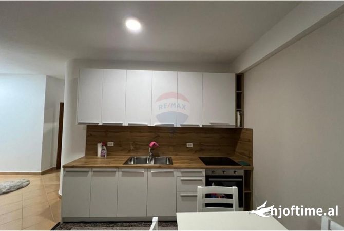 Shtepi me qera Apartament ne Tirane, 2+1, Mobilimi E mobiluar, Pagesa 800  Euro.