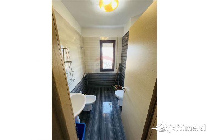 Shtepi ne shitje Apartament ne Tirane, 2+1, Mobilimi E mobiluar, Pagesa 135,000  Euro.