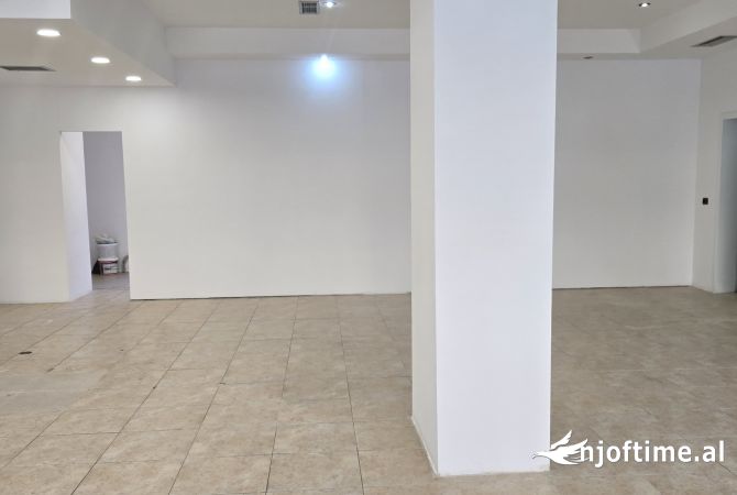 Jepet me qira ambient ne Komune te Parisit, prane Lulishtes