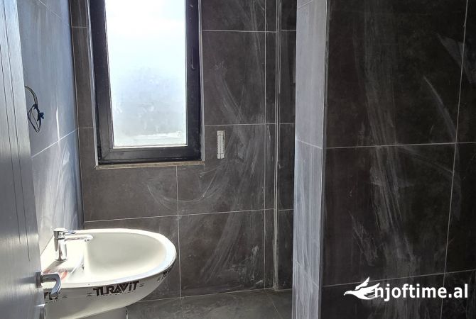 Shtepi ne shitje Apartament ne Tirane, 2+1, Mobilimi Bosh, pa mobiluar, Pagesa 185,000  Euro.