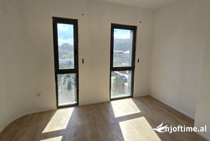 Shtepi ne shitje Apartament ne Tirane, 2+1, Mobilimi Bosh, pa mobiluar, Pagesa 185,000  Euro.