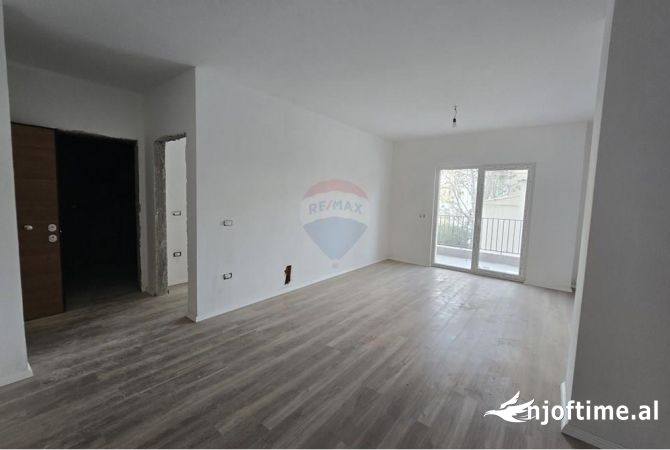 Shitet apartament 1+1 tek Rezidenca Aura.