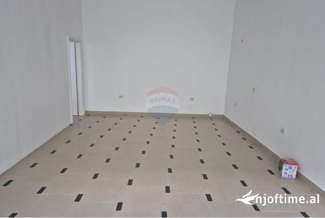 Ambiente Commerciale in Affitto 3+1 a Tirana - 450 Euro