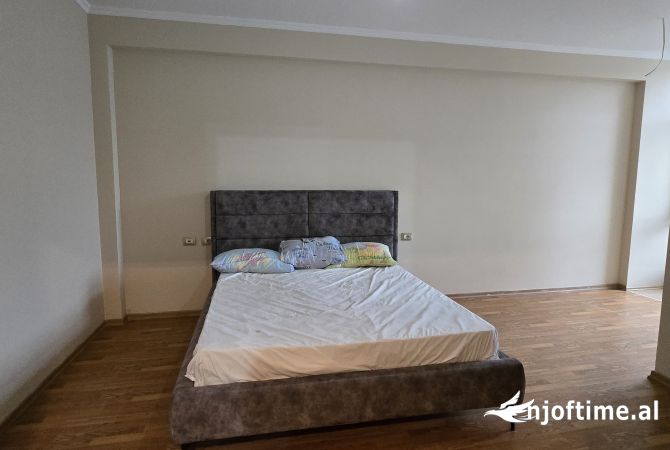 Shtepi ne shitje Apartament ne Tirane, 2+1, Mobilimi E mobiluar, Pagesa 170,000  Euro.