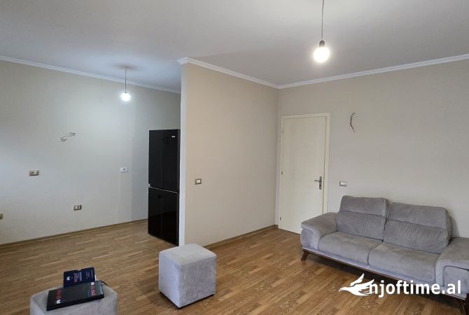 Shtepi ne shitje Apartament ne Tirane, 2+1, Mobilimi E mobiluar, Pagesa 170,000  Euro.