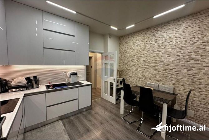 Shtepi ne shitje Apartament ne Tirane, 3+1, Mobilimi E mobiluar, Pagesa 347,000  Euro.