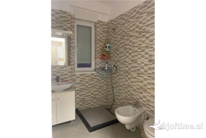 Shtepi me qera Apartament ne Tirane, 3+1, Mobilimi E mobiluar, Pagesa 800  Euro.