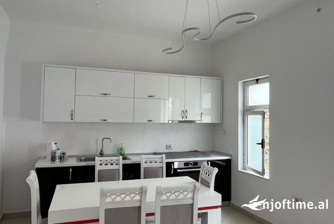 Shtepi me qera Apartament ne Tirane, 2+1, Mobilimi E mobiluar, Pagesa 450  Euro.