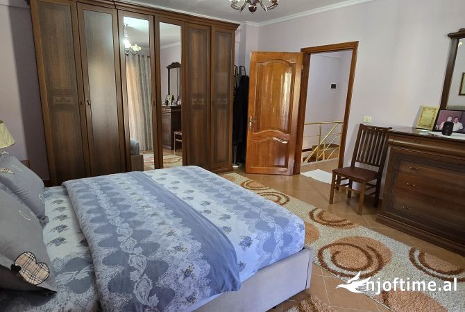 Shtepi me qera Apartament ne Tirane, 3+1, Mobilimi E mobiluar, Pagesa 70,000  Leke.