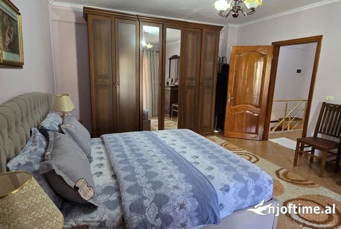 Shtepi me qera Apartament ne Tirane, 3+1, Mobilimi E mobiluar, Pagesa 70,000  Leke.