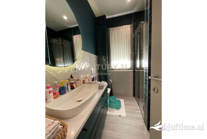 Shtepi ne shitje Apartament ne Tirane, 2+1, Mobilimi E mobiluar, Pagesa 530,000  Euro.