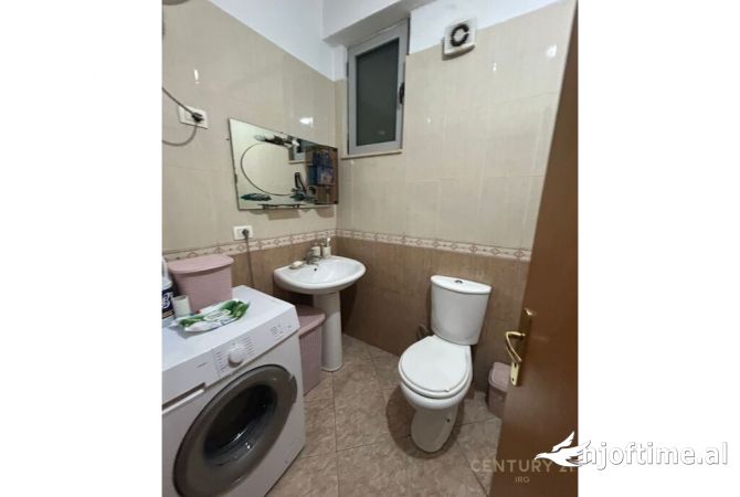 Shtepi ne shitje Apartament ne Tirane, 2+1, Mobilimi E mobiluar, Pagesa 135,000  Euro.