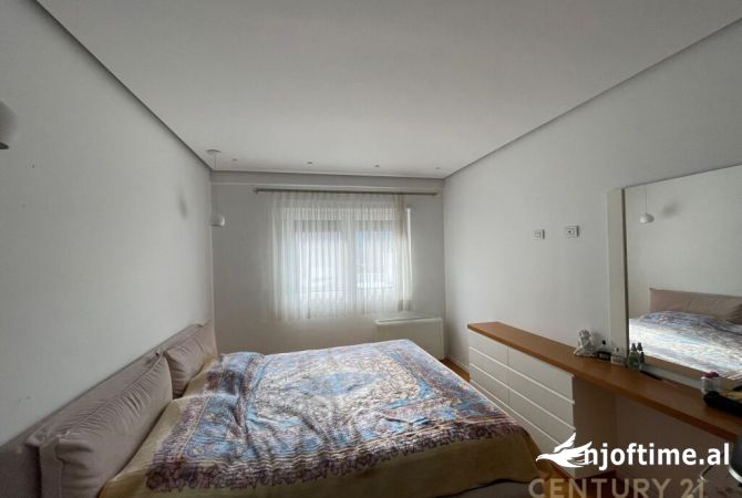Shtepi ne shitje Apartament ne Tirane, 2+1, Mobilimi E mobiluar, Pagesa 240,000  Euro.