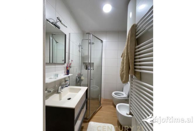 Shtepi ne shitje Apartament ne Tirane, 2+1, Mobilimi E mobiluar, Pagesa 240,000  Euro.