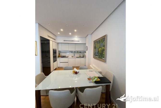 Shtepi ne shitje Apartament ne Tirane, 2+1, Mobilimi E mobiluar, Pagesa 240,000  Euro.