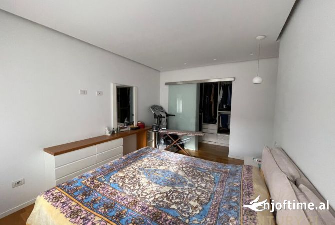 Shtepi ne shitje Apartament ne Tirane, 2+1, Mobilimi E mobiluar, Pagesa 240,000  Euro.