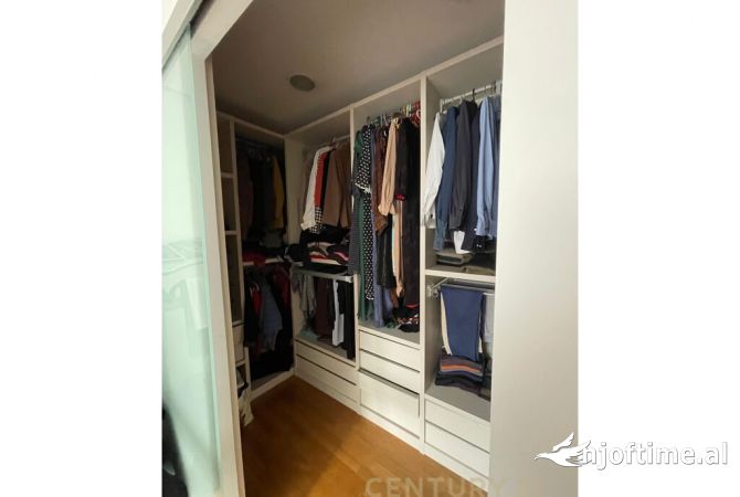 Shtepi ne shitje Apartament ne Tirane, 2+1, Mobilimi E mobiluar, Pagesa 240,000  Euro.