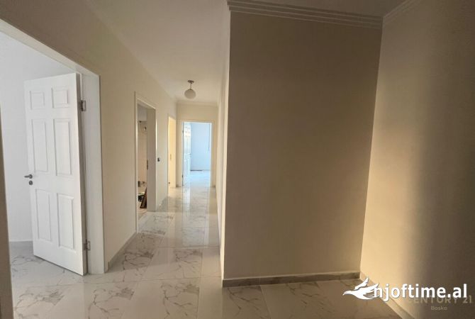 Shtepi ne shitje Apartament ne Tirane, 2+1, Mobilimi Pjeserisht e mobiluar, Pagesa 130,000  Euro.