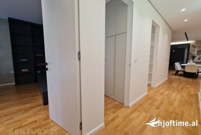 Shtepi ne shitje Apartament ne Tirane, 3+1, Mobilimi E mobiluar, Pagesa 486,000  Euro.