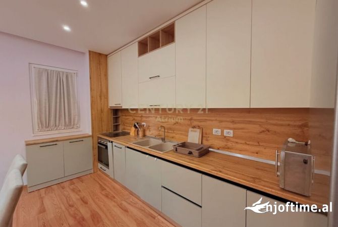 Shtepi me qera Apartament ne Tirane, 3+1, Mobilimi E mobiluar, Pagesa 700  Euro.