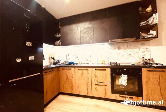 Shtepi ne shitje Apartament ne Tirane, 2+1, Mobilimi E mobiluar, Pagesa 180,000  Euro.