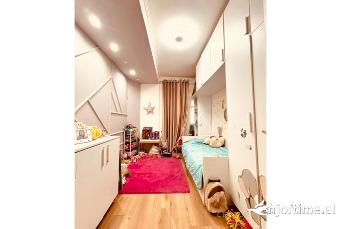 Shtepi ne shitje Apartament ne Tirane, 2+1, Mobilimi E mobiluar, Pagesa 180,000  Euro.