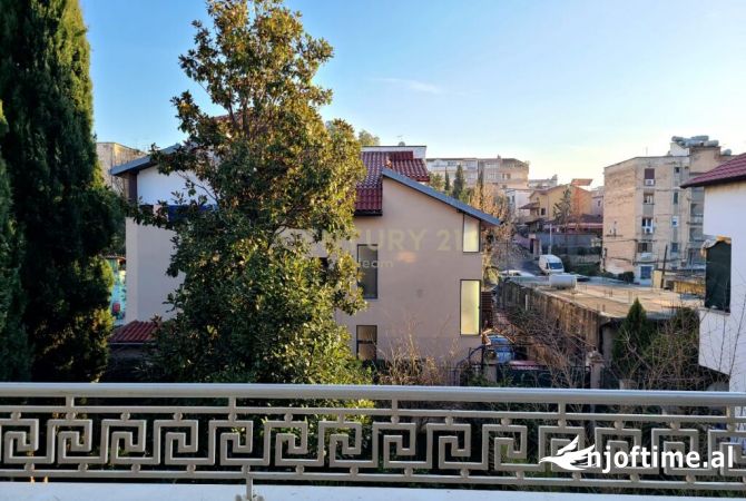 Shtepi me qera Apartament ne Tirane, 3+1, Mobilimi E mobiluar, Pagesa 900  Euro.