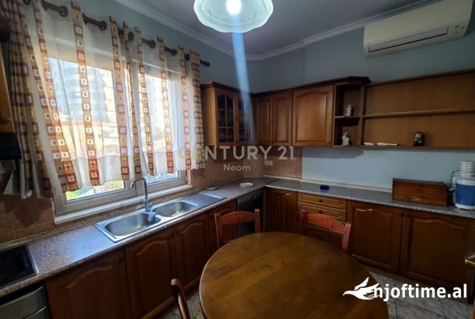 Shtepi me qera Apartament ne Tirane, 3+1, Mobilimi E mobiluar, Pagesa 900  Euro.
