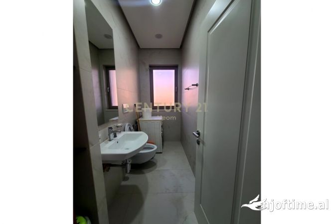 Shtepi me qera Apartament ne Tirane, 3+1, Mobilimi E mobiluar, Pagesa 900  Euro.