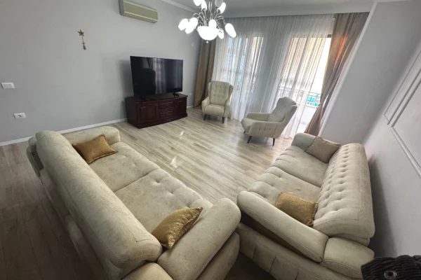 Shtepi me qera 2+1 ne Tirane - 800 Euro