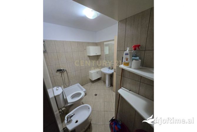 Shtepi ne shitje Apartament ne Tirane, 1+1, Mobilimi E mobiluar, Pagesa 98,000  Euro.