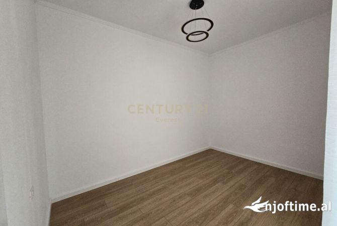 Shtepi ne shitje Apartament ne Tirane, 2+1, Mobilimi Pjeserisht e mobiluar, Pagesa 148,000  Euro.